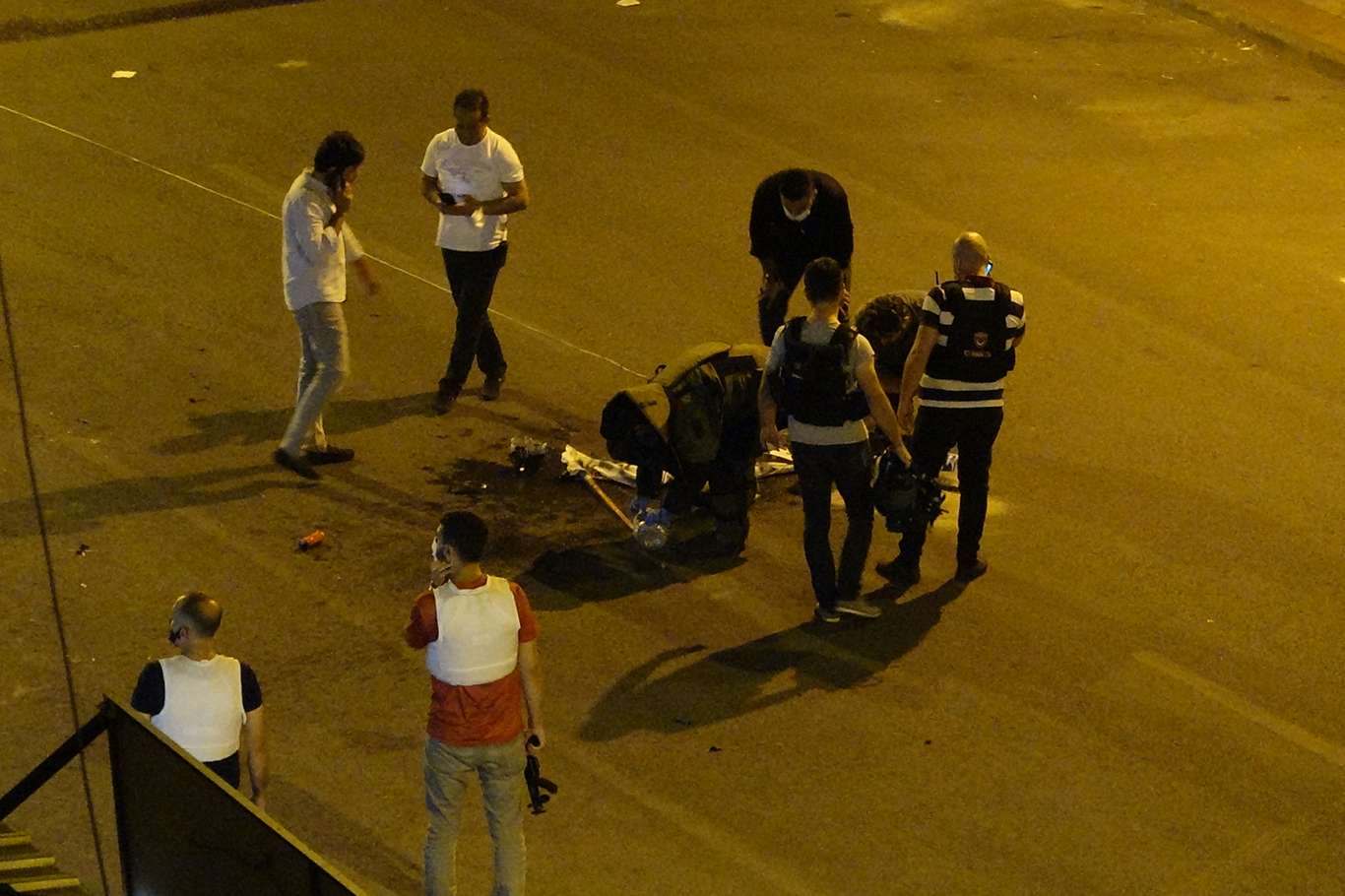 Diyarbakır'da sokak ortasına mesaj yazılarak bırakılan bomba fünye ile patlatıldı Diyarbakır'da sokak ortasına mesaj yazılarak bırakılan bomba fünye ile patlatıldı
